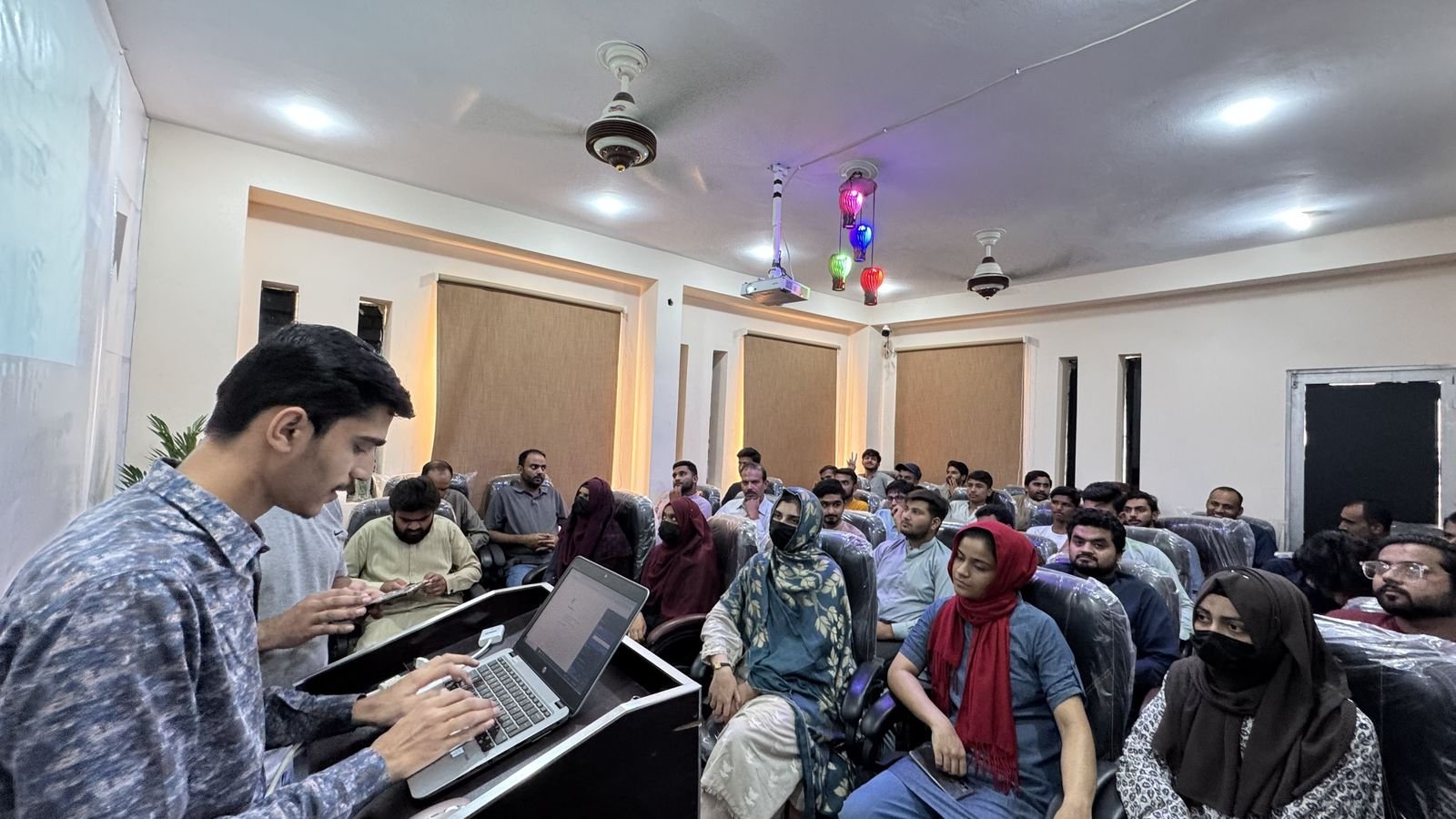 Sharing Knowledge from the Stage